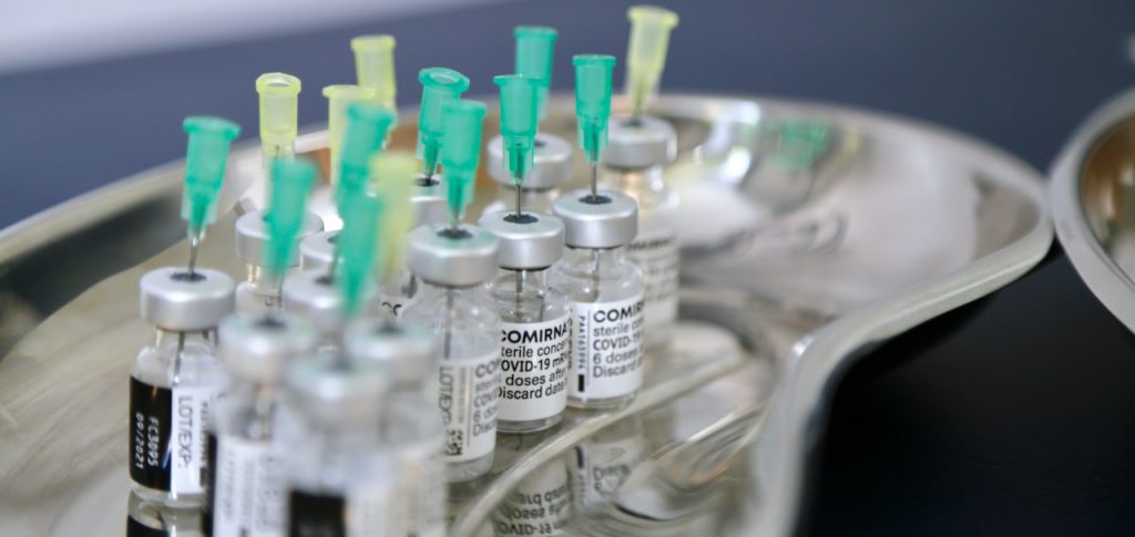 Corona Impfstoff auf Tablett