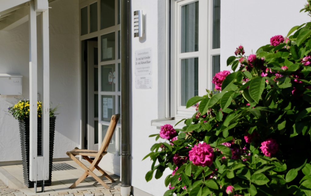 Außenansicht der Praxis für Allgemeinmedizin Dr. Schreiber und Dr. Bauer in Parkstetten